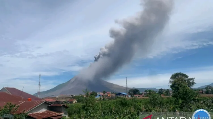 Mount Sinabung Erupts, Sending 3.5-Kilometer Ash Column