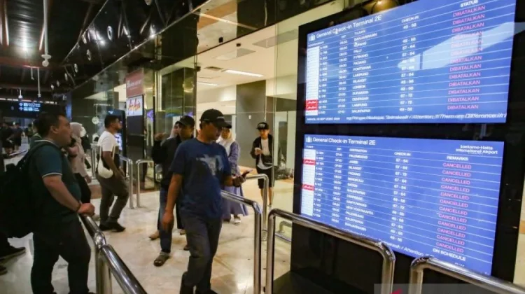 Mount Anak Krakatau Ash Extends Closure of Six Airports