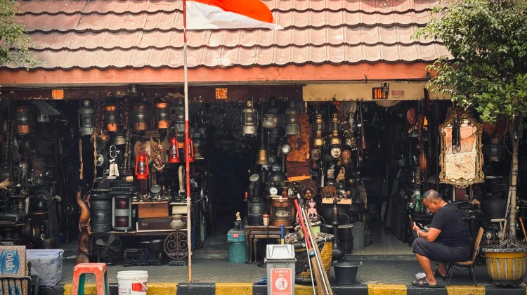 Cikini Antique Market Struggles Yet Finds New Appeal Among Gen Z