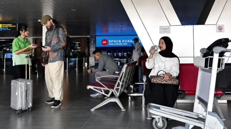 Indonesia Offers Free Stay Permits for Krakatau-Stranded Foreigners