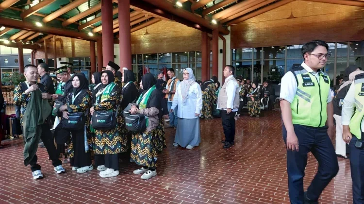 Hajj and Umrah Officials Monitor Flight Disruptions from Anak Krakatau Ash