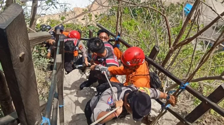 Rescue Teams Evacuate Australian Tourist Body After Fall at Bali’s Cliff