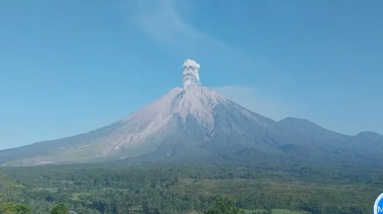 Mount Semeru Erupts Three Times, Ash Reaches 1,000 Meters