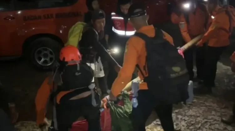 Chinese Climber Survives Fall on Mount Rinjani