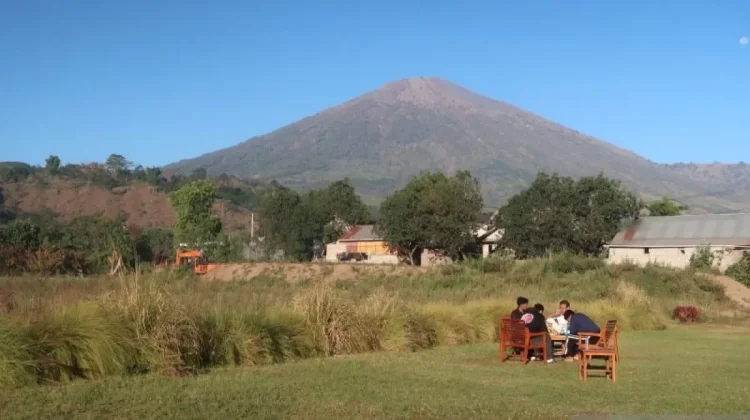 Fire Hits Lombok’s Mount Rinjani Peak Outside Main Hiking Trails