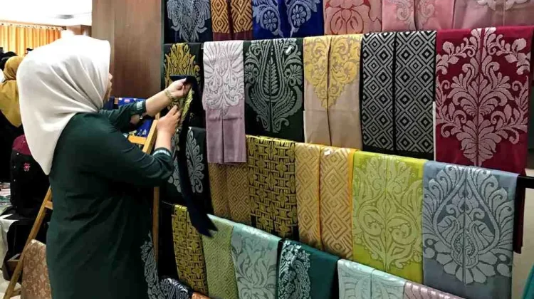 Gorontalo’s Karawo Embroidery Shines at Kriyanusa 2026