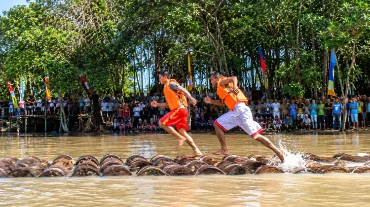 Sago Trunk Running Festival Revives Tradition in Meranti Islands
