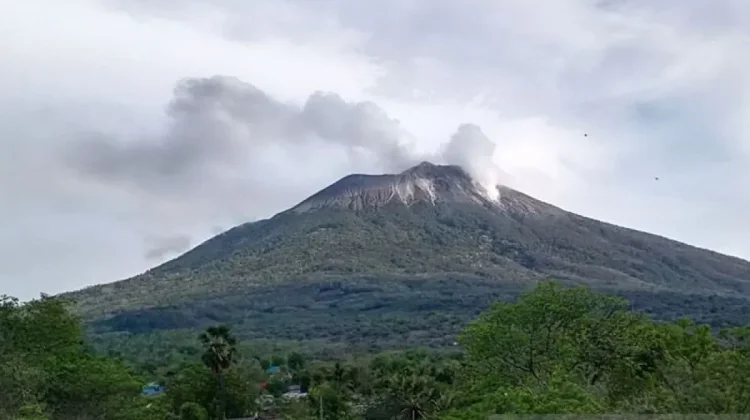 PVMBG Enforces Two-Kilometer Exclusion Zone at Mount Lewotolok
