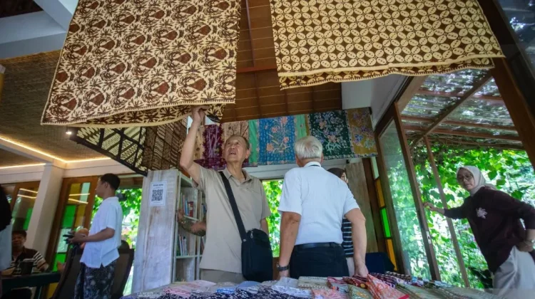 Indonesia Leverages Experiential Batik Tourism for Global Market