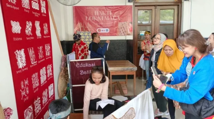 Sukabumi Station Invites Passengers to Explore Batik-Making on National Batik Day