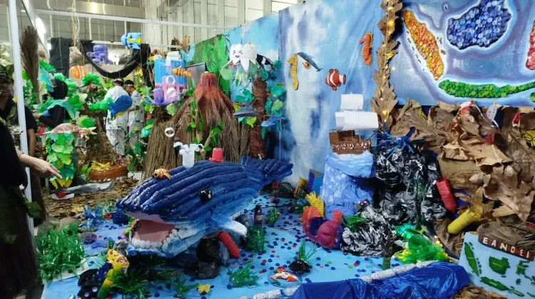 East Jakarta Students Turn Recycled Waste Into Creative Artwork - RRI.co.id