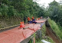 Probolinggo Landslide Forces Total Road Closure For Cars