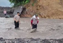 Lumajang Police Guard Students Crossing Semeru Cold Lava