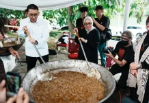 Minister of Culture Dispatches 17,000 Rendang Packages for Sumatra