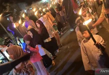 Agam Residents Hold Torch Parade to Celebrate Takbiran Night After Disaster