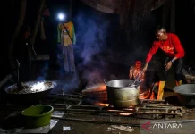 Flood Survivors in East Aceh Keep Meugang Tradition Alive Ahead of Eid