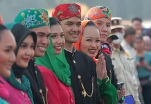 Betawi Community Showcases Traditional Snacks During Eid