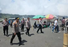 Police Step Up Patrols as Tourist Numbers Rise at Mount Bromo