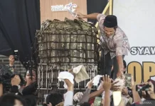 The Giant Lopis of Krapyak: A Sticky Symbol of Unity in Pekalongan