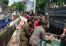 Surabaya Clears Illegal Manukan Stalls to Restore Drainage (lokal banget)
