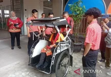 Purwokerto Students Develop Solar-Powered Electric "E-Cak" Rickshaw