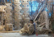 Govt Boosts Handicraft Industry Competitiveness via Product Diversification