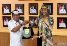 Australian Deputy Envoy Visits WWII Monument in Tarakan
