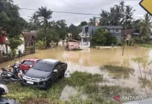 Kendari Distributes Emergency Food Aid to 1,693 Flood Victims