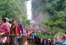 Hundreds Visit Curup Tenang Waterfall for Eid Getaway in South Sumatra