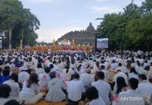 Thousands of Buddhists Mark Sacred Vesak Peak at Borobudur