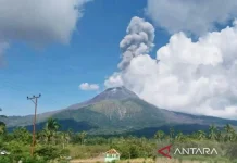 Mt. Lewotobi Laki-Laki in Flores, NTT Erupts on Thursday Morning