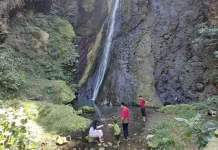 Curug Song Waterfall Draws Holiday Crowds in Banyumas