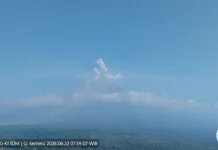 Mount Semeru Erupts Twice on Monday Morning, Sending Ash Up to 1,000 Meters
