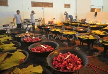 Kudus Buka Luwur Tradition Distributes 34,000 Rice Packs in Ritual