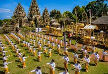 Thousands Join Piodalan Festival at Pura Mandara Giri Semeru Agung