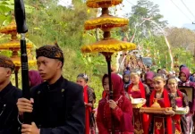 Hundreds of Gumingsir Residents Hold Grebeg Sura and Harvest Parade