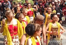 Belgian Volunteers Perform Lengger Bule Dance at Baturraden Festival
