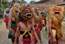 Elderly Sinden Mbah Kitri Wins Award at 25th  Five Mountains Festival
