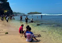 Holiday Crowds Flock to Gunungkidul’s Scenic Beaches