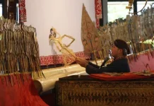 Young Dalang Performs “Kangsa Adu Jago” at Yogyakarta Palace for Children’s Month