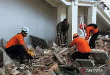 NTT Earthquake Kills 38, 2,000 Evacuated as Aid Awaited
