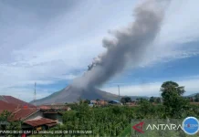 Mount Sinabung Erupts, Sending 3.5-Kilometer Ash Column