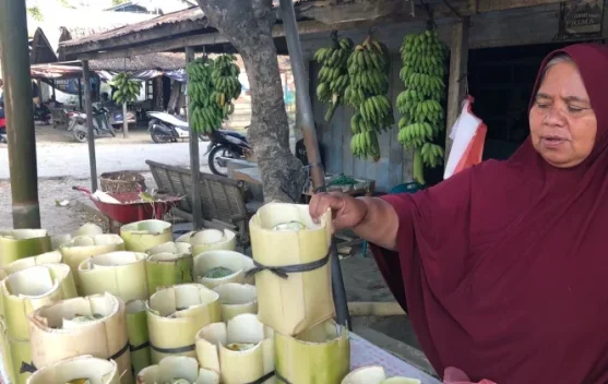 Aceh’s Signature Timun Suri Wrapped in Banana Stems for Iftar