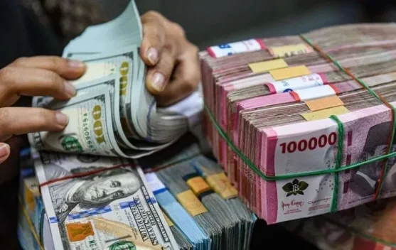 Mengapa Rupiah Menembus Rp18.000 per Dolar?