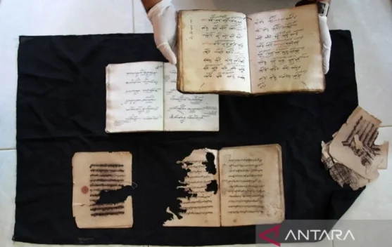 West Nusa Tenggara Rushes to Digitize Thousands of Endangered Ancient Manuscript