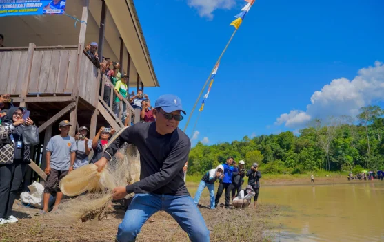 Balangan Revives Traditional Bagagap Iwak River Festival