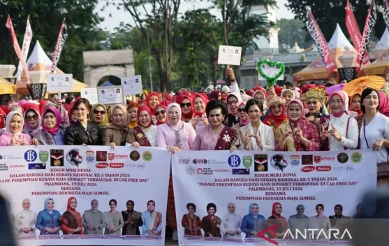 Indonesia’s Kebaya Parade Sets Record, Strengthens Cultural Identity