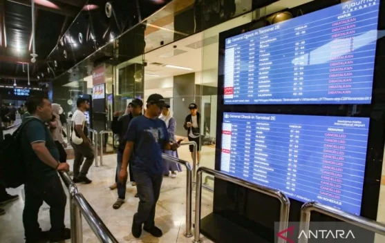 Mount Anak Krakatau Ash Extends Closure of Six Airports
