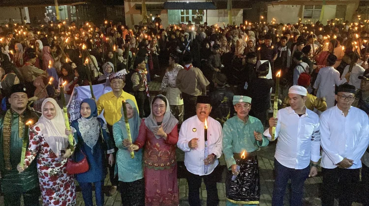 Ribuan Warga Sanggau Meriahkan Pawai Obor Sambut Ramadhan