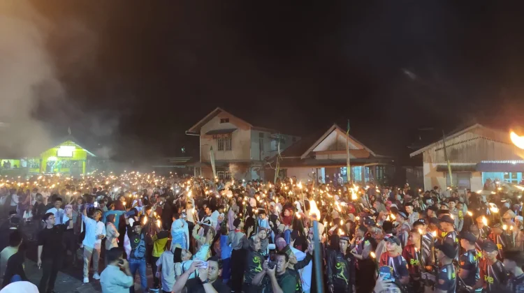 Ribuan Warga Sanggau Ikuti  Pawai Obor Sambut Ramadan